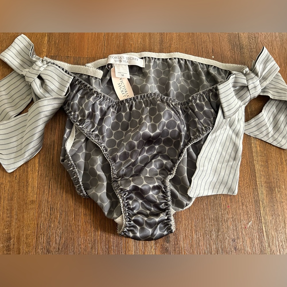 Vintage RARE Victoria’s Secret 100% silk panties — medium M NWT